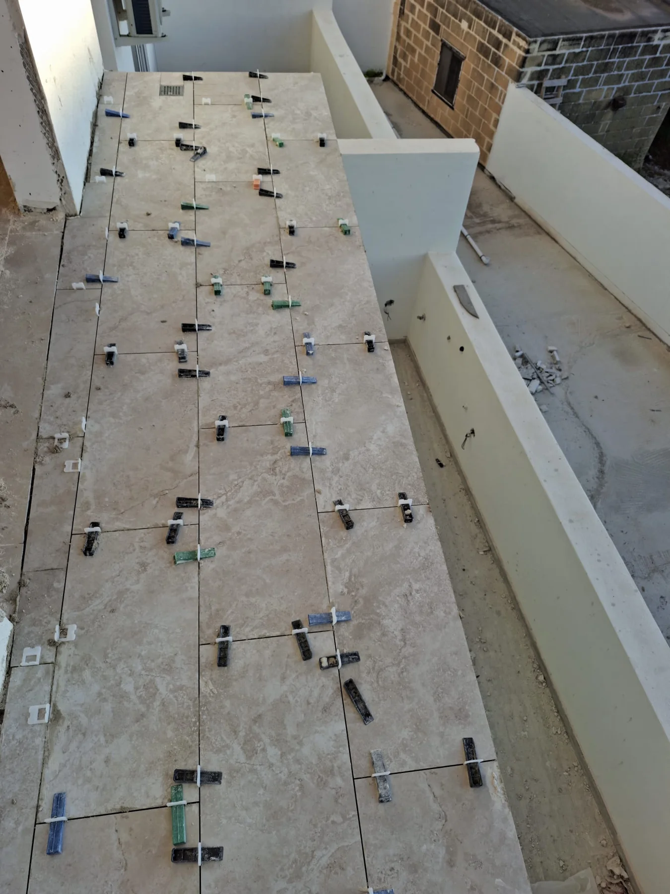 Outdoor terrace tiling using levelling system for a perfectly flat finish
