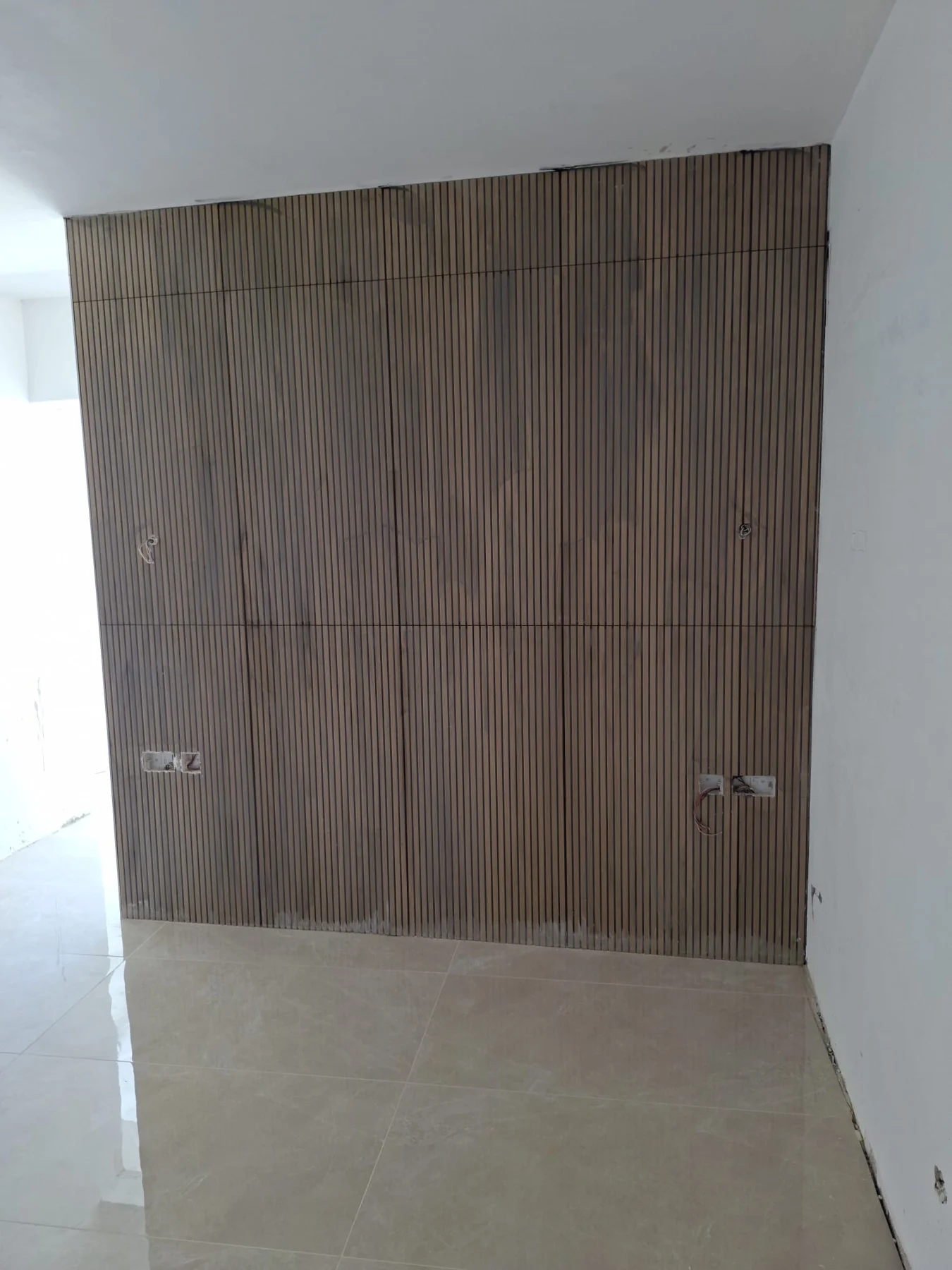 Wood-effect decorative feature wall tiles in a modern bedroom